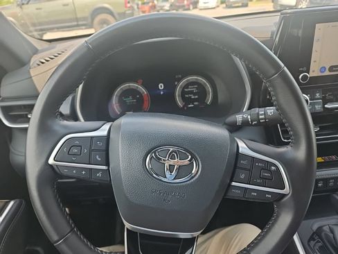 Used 2025 Toyota Highlander XSE AWD/4WD image 18