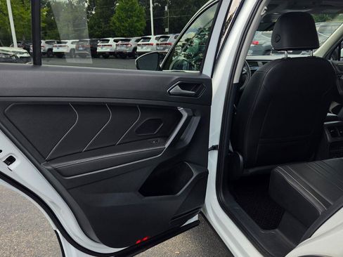 Certified 2022 Volkswagen Tiguan SE w/ Panoramic Sunroof Package FWD image 39