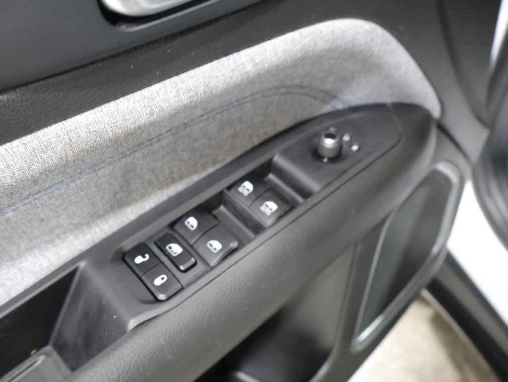 Used 2025 Jeep Compass Latitude AWD/4WD image 14