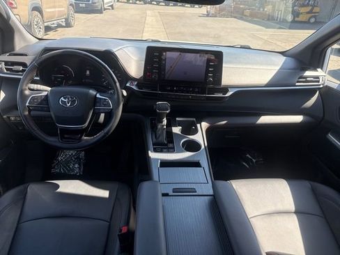 Used 2021 Toyota Sienna XSE FWD image 22