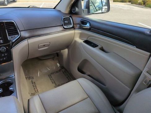 Used 2021 Jeep Grand Cherokee Overland w/ Trailer Tow Group IV image 17