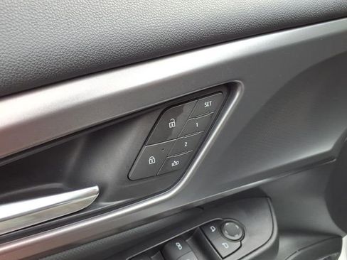 Used 2025 Chevrolet Equinox EV RS w/ Convenience Package II AWD/4WD image 17