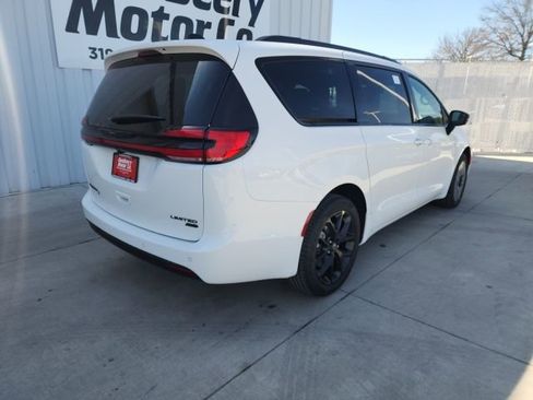 New 2026 Chrysler Pacifica Limited AWD/4WD image 15