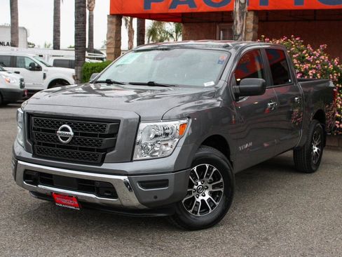 Used 2021 Nissan Titan SV w/ SV Convenience Package image 4