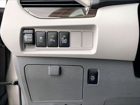 Used 2017 Toyota Sienna XLE FWD image 33