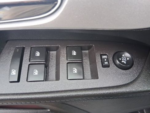 Used 2017 Chevrolet Equinox LS image 18