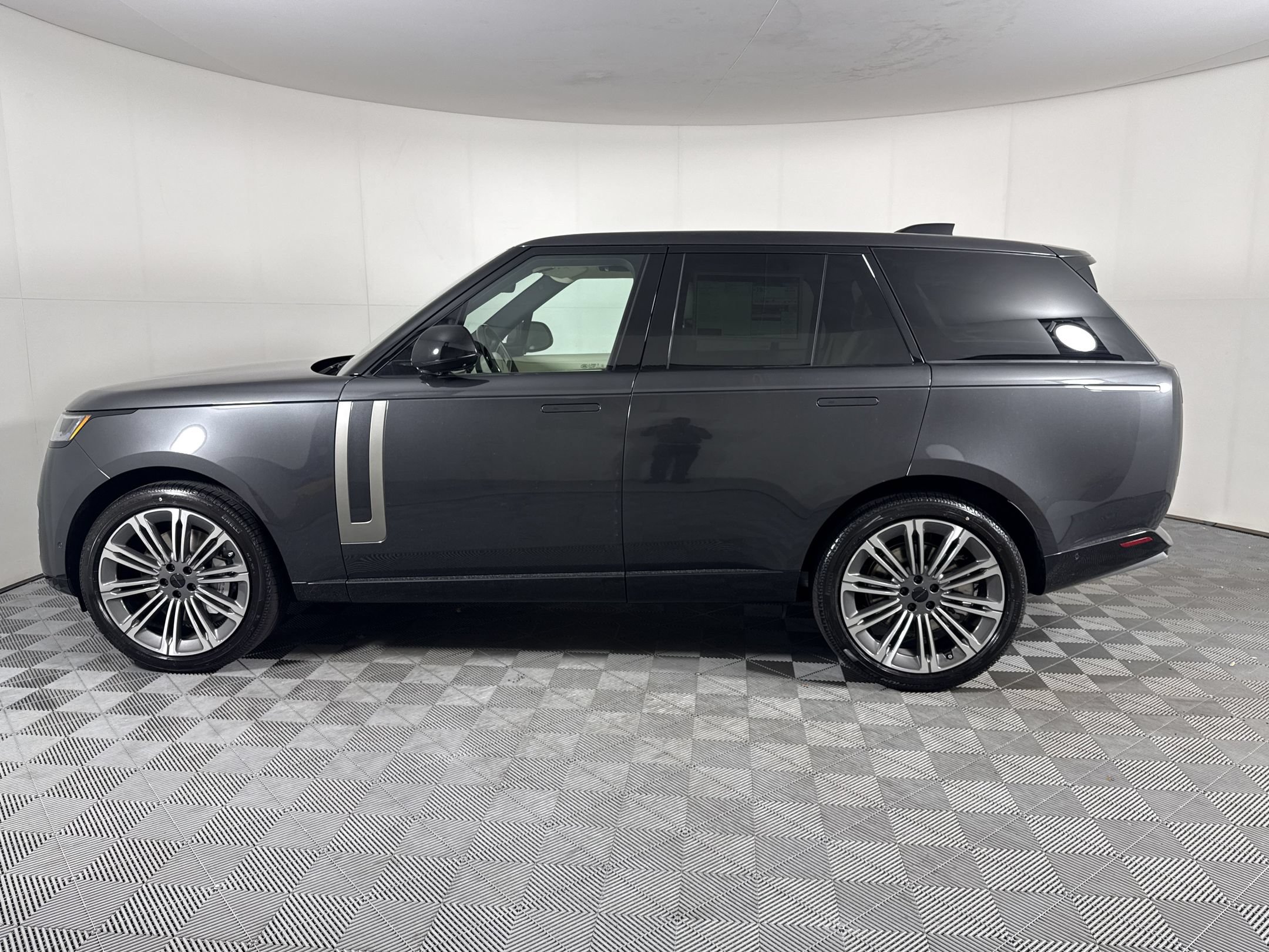 New 2026 Land Rover Range Rover SE AWD/4WD image 2