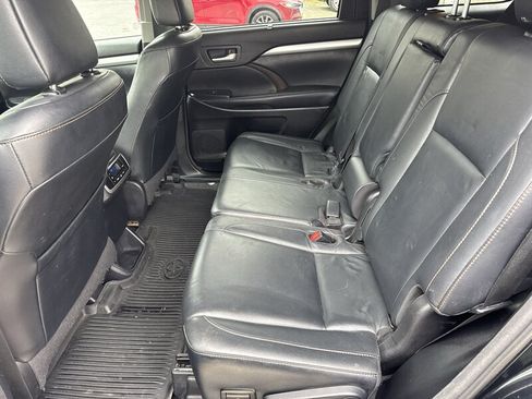 Used 2018 Toyota Highlander XLE AWD/4WD image 33
