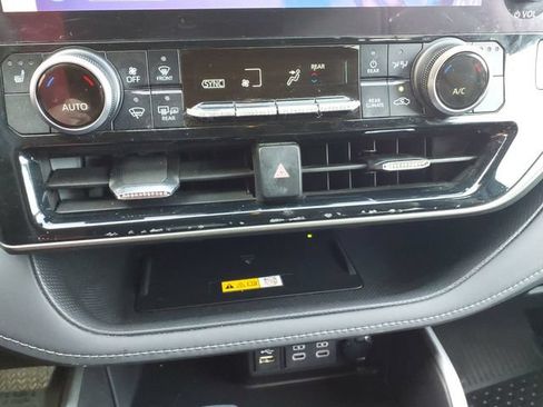 Used 2023 Toyota Highlander XLE FWD image 17