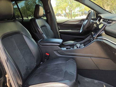 Used 2024 Jeep Grand Cherokee Altitude AWD/4WD image 17