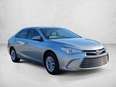 Used 2016 Toyota Camry LE image 3