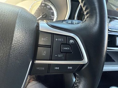 Used 2023 Toyota Highlander XLE image 32