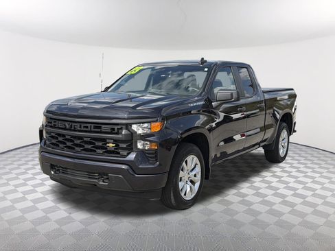 Used 2023 Chevrolet Silverado 1500 Custom image 3