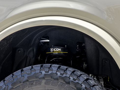 New 2025 Ford Bronco Badlands image 16