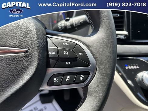 Used 2023 Chrysler Pacifica Touring-L FWD image 22