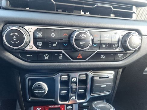 Used 2024 Jeep Gladiator Rubicon w/ Convenience Group AWD/4WD image 23