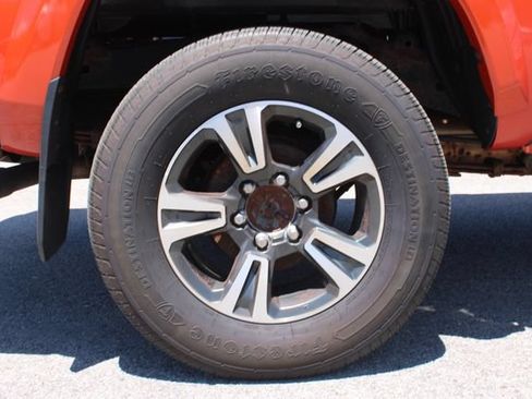 Used 2017 Toyota Tacoma TRD Off-Road AWD/4WD image 34