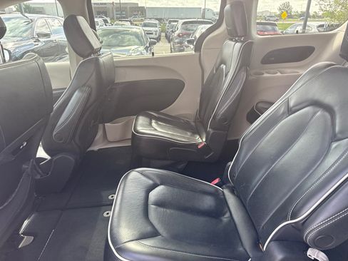 Used 2023 Chrysler Pacifica Limited FWD image 7