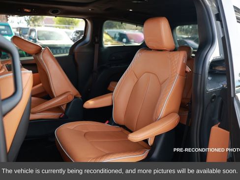 Used 2023 Chrysler Pacifica Pinnacle image 12