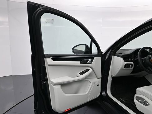 New 2026 Porsche Macan image 16