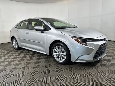 Used 2023 Toyota Corolla LE w/ LE Convenience Package image 2
