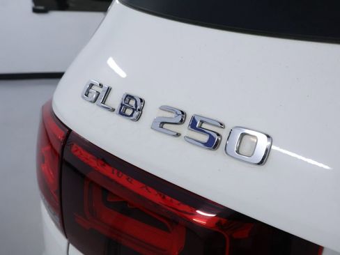 Used 2022 Mercedes-Benz GLB 250 4MATIC w/ Premium Package image 10