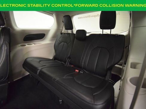 Used 2023 Chrysler Pacifica Touring-L AWD/4WD image 17