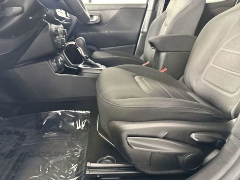 Used 2018 Jeep Renegade Latitude AWD/4WD image 20