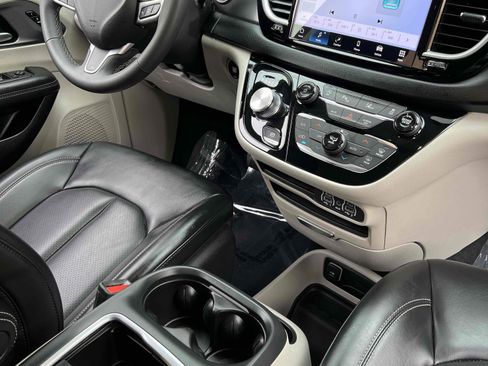 Used 2023 Chrysler Pacifica Touring-L image 45