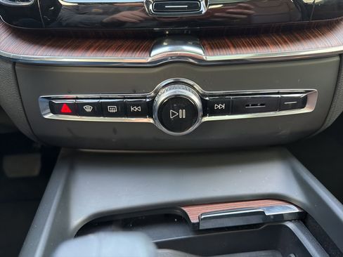 Certified 2025 Volvo XC60 T8 Plus w/ Protection Package Premier image 46