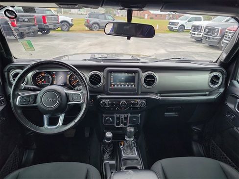 Used 2018 Jeep Wrangler Unlimited Sahara image 26