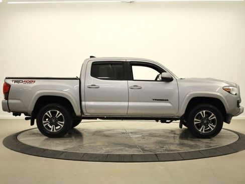 Used 2019 Toyota Tacoma TRD Sport image 2