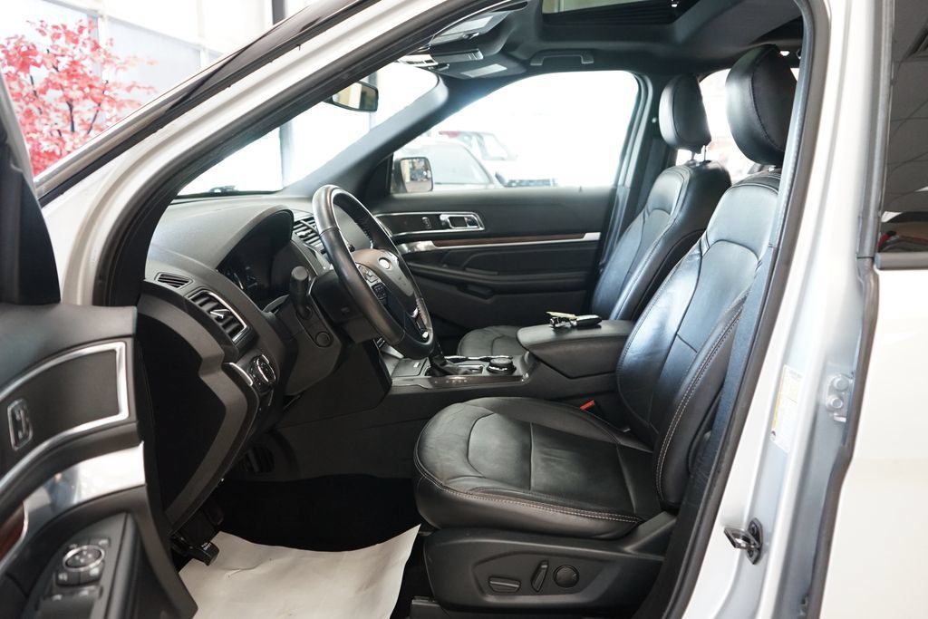 Used 2019 Ford Explorer Limited w/ Class III Trailer Tow Package AWD/4WD image 29