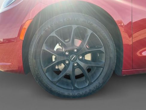 Used 2025 Chrysler Pacifica Limited image 14