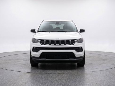 Used 2025 Jeep Compass Latitude AWD/4WD image 2