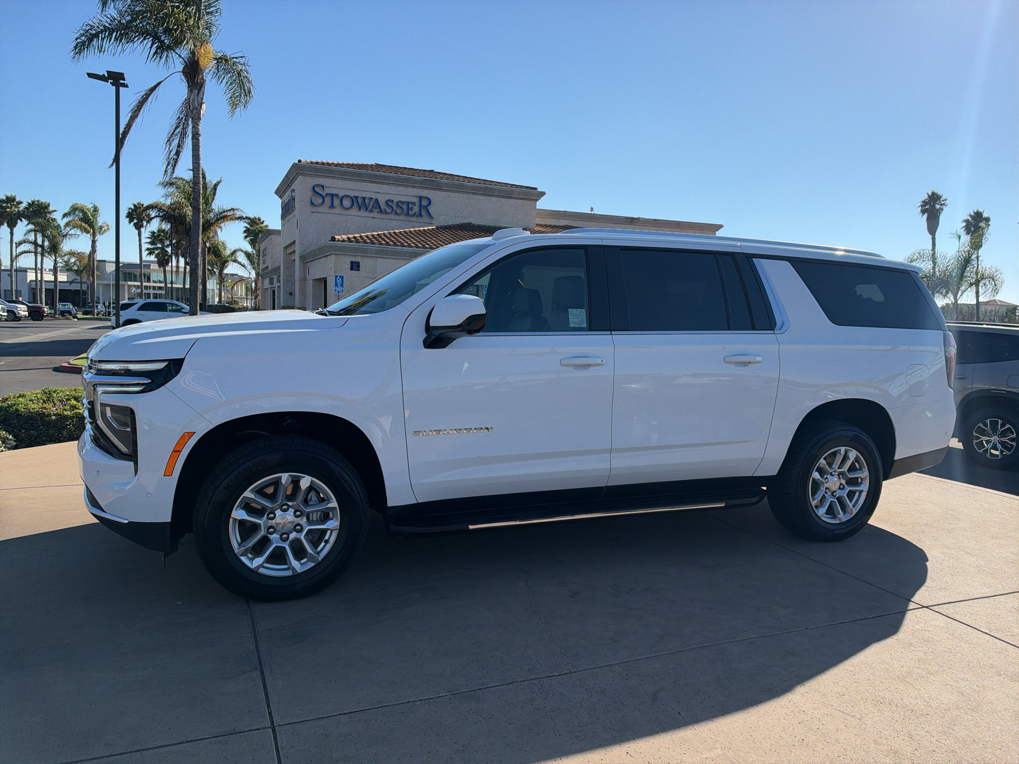 Used 2025 Chevrolet Suburban LT RWD image 1