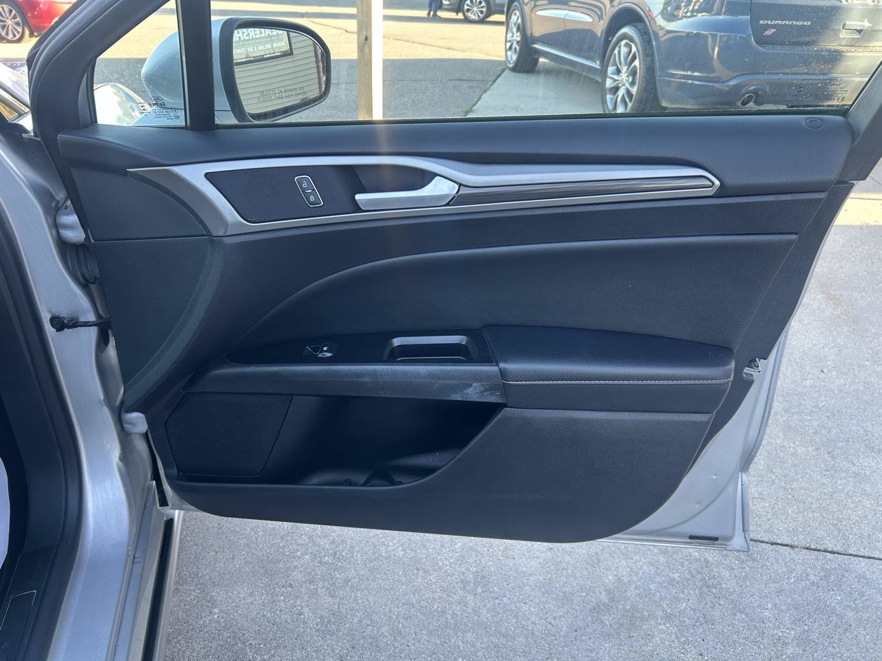 Used 2019 Ford Fusion SEL FWD image 16