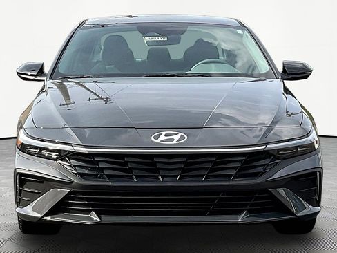 Used 2025 Hyundai Elantra Sport image 2