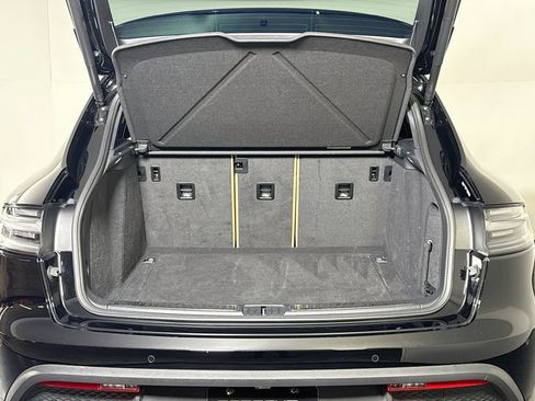 Certified 2023 Porsche Macan AWD/4WD image 26
