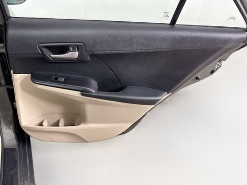 Used 2012 Toyota Camry L image 27