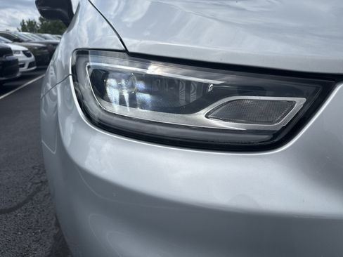 Used 2024 Chrysler Pacifica Touring-L FWD image 14