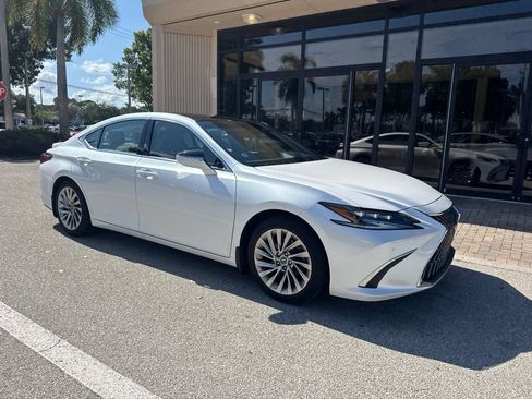 Used 2022 Lexus ES 350 Ultra Luxury w/ Accessory Package 2 FWD image 2