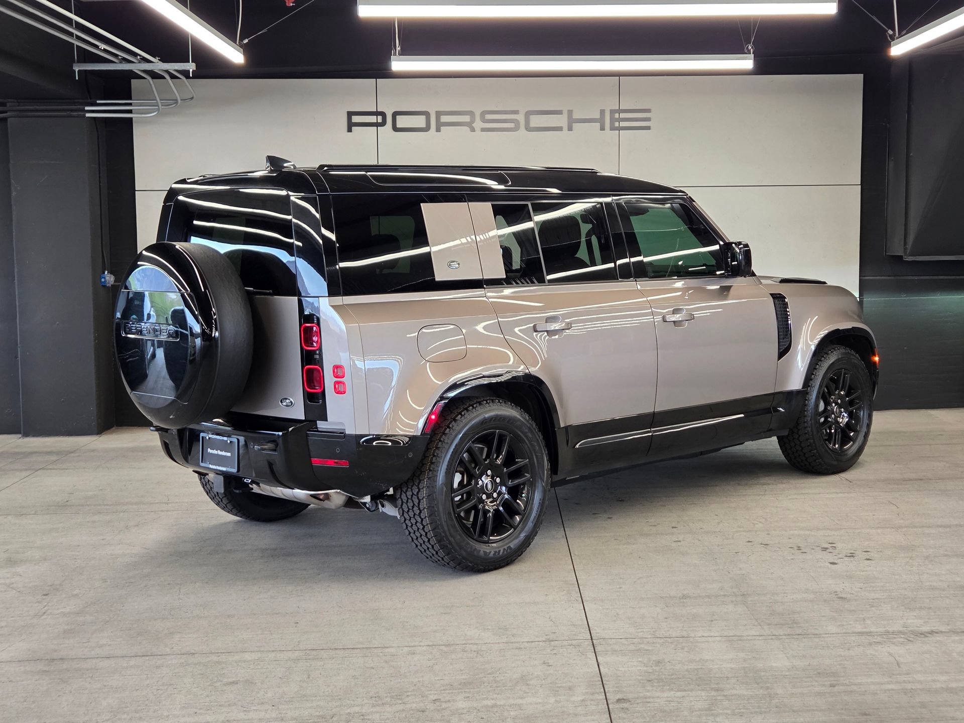 Used 2023 Land Rover Defender 110 X-Dynamic SE AWD/4WD image 6