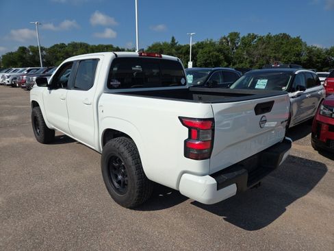 Used 2022 Nissan Frontier SV AWD/4WD image 3
