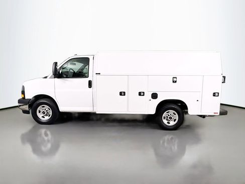 New 2025 GMC Savana 3500 w/ Power Convenience Package RWD image 4