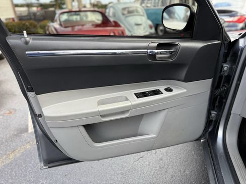 Used 2006 Chrysler 300 Touring image 10