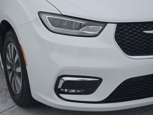 Used 2024 Chrysler Pacifica Select image 11