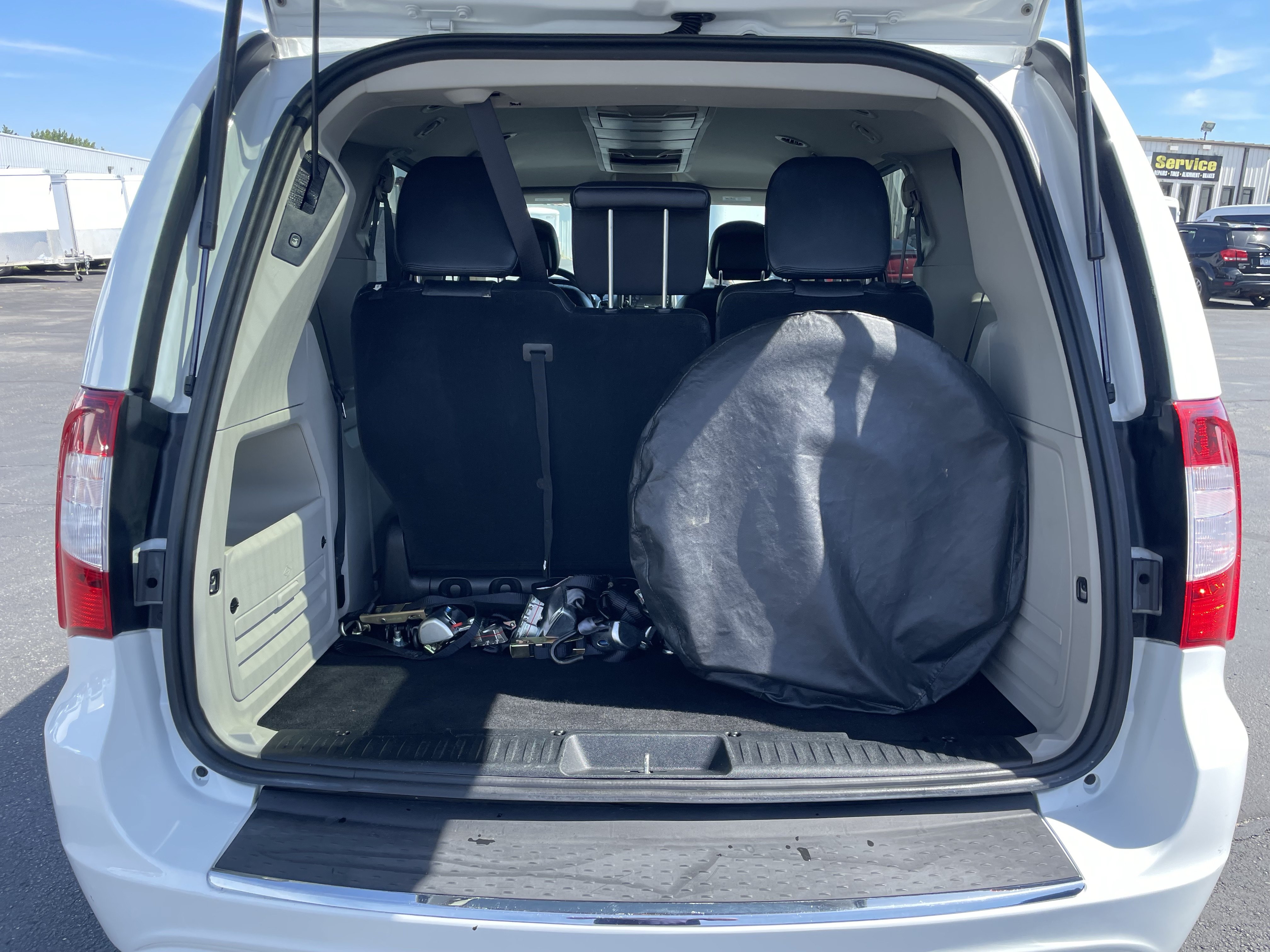 Used 2016 Chrysler Town & Country Touring FWD image 9