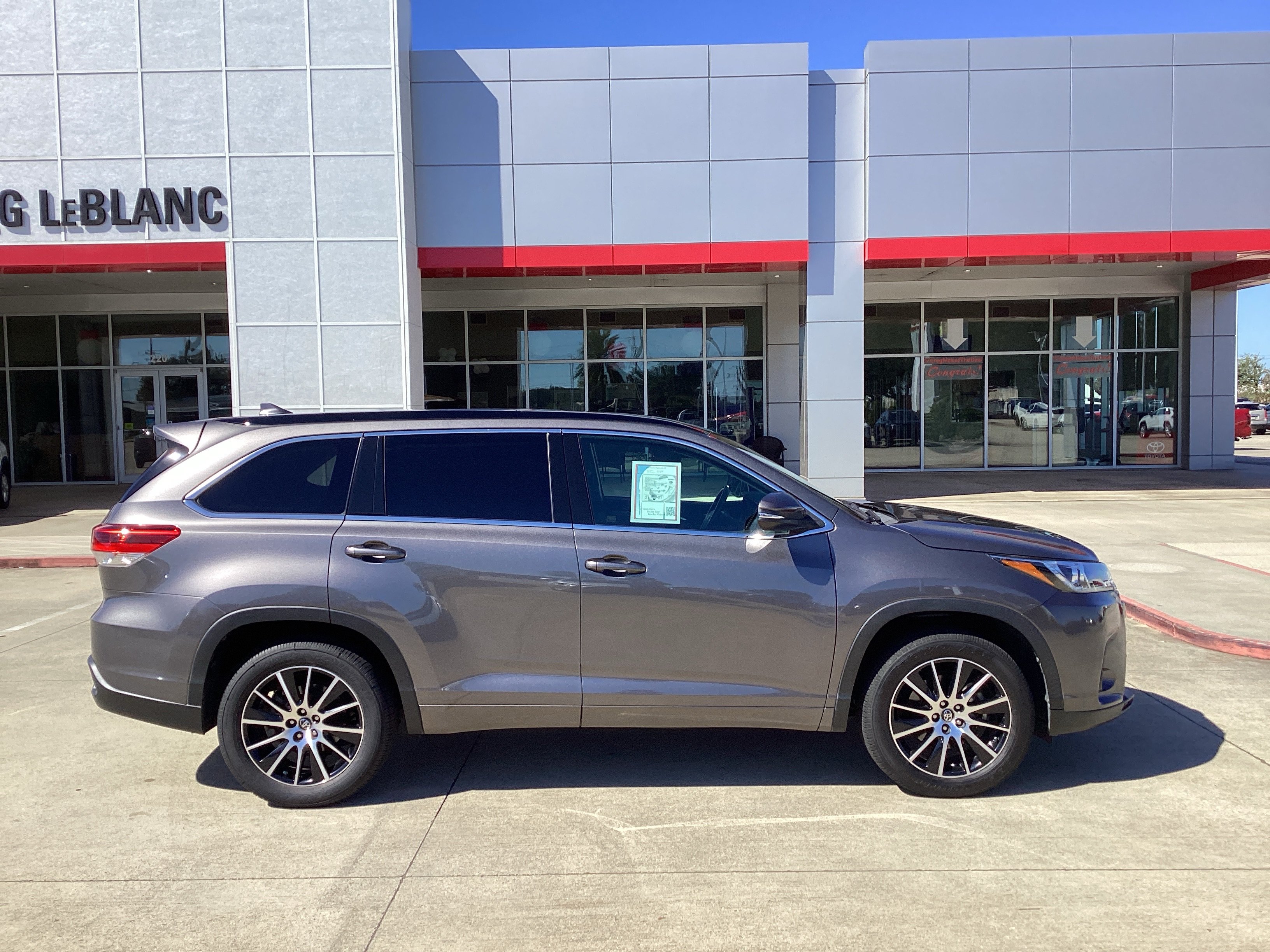 Used 2017 Toyota Highlander SE FWD image 6