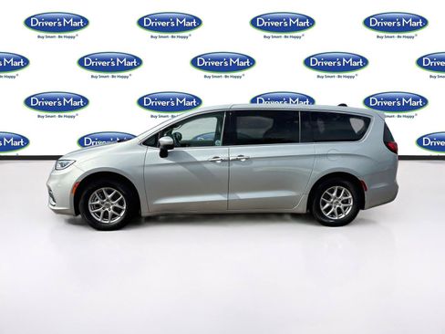Used 2023 Chrysler Pacifica Touring-L FWD image 4